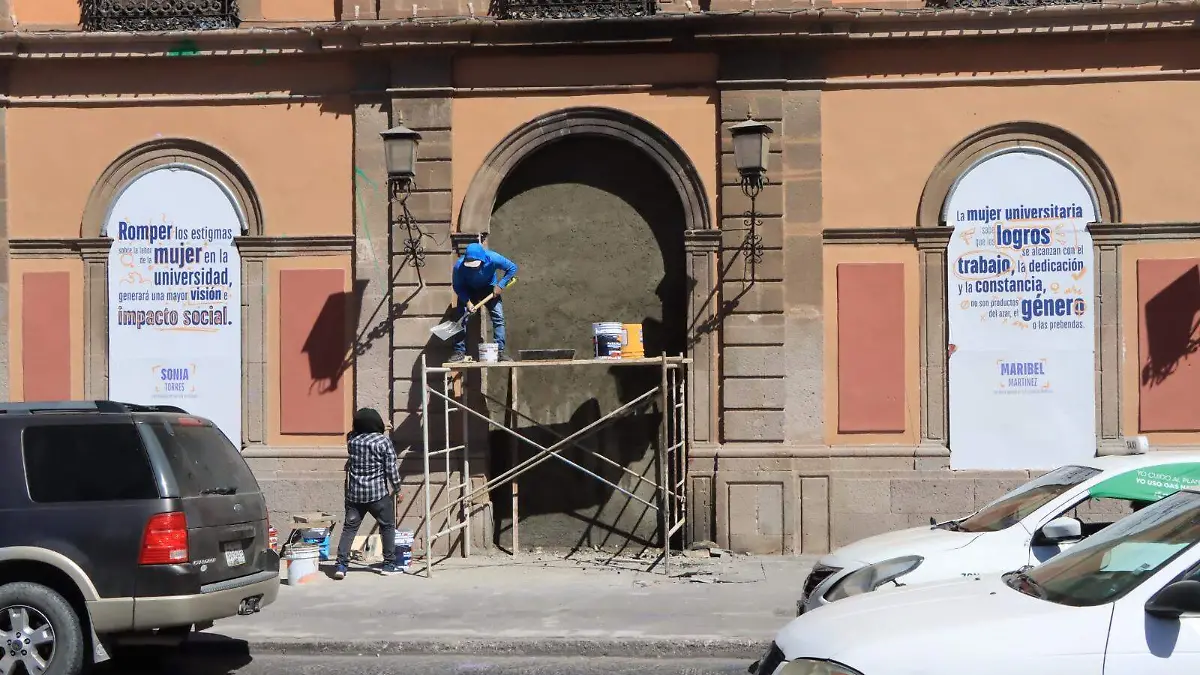 Puerta quemada durante la marcha del 8M era ornamental UASLP (1)